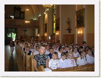 Klasy młodsze w stroju galowym.
