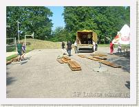 Przy rozkładaniu ław i stołów z poświęceniem pracowali rodzice ...